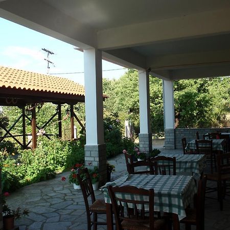 Meraklis Rooms Kariotes Exterior foto