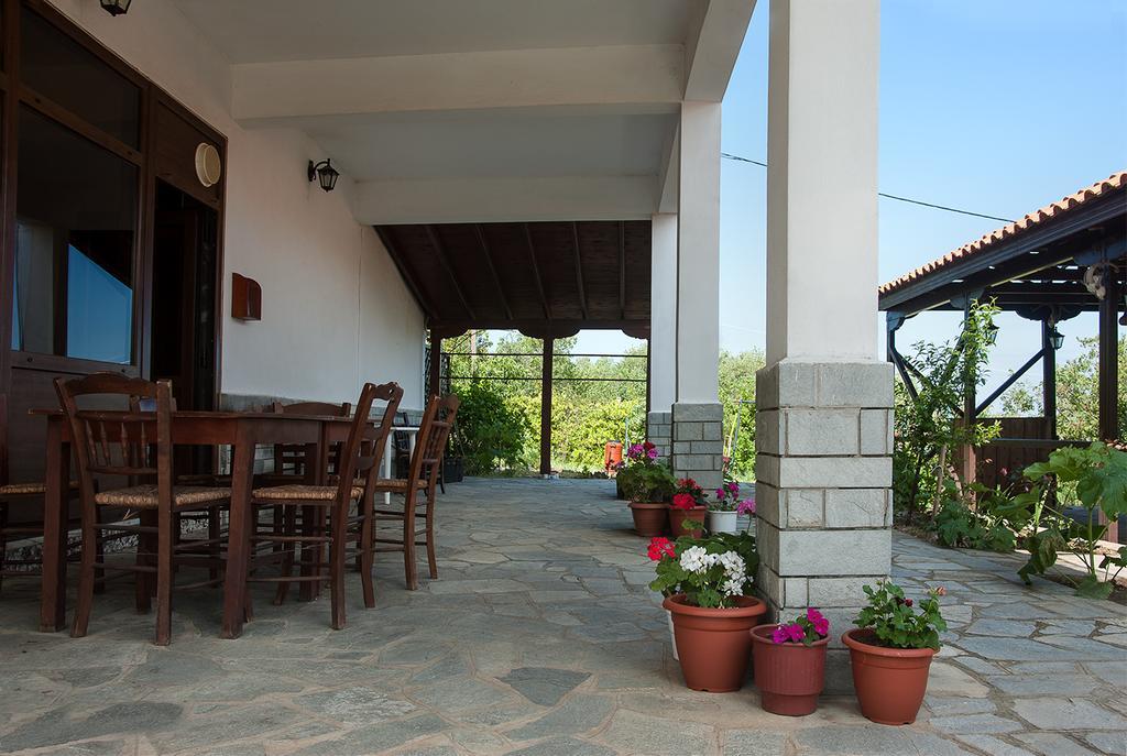 Meraklis Rooms Kariotes Exterior foto