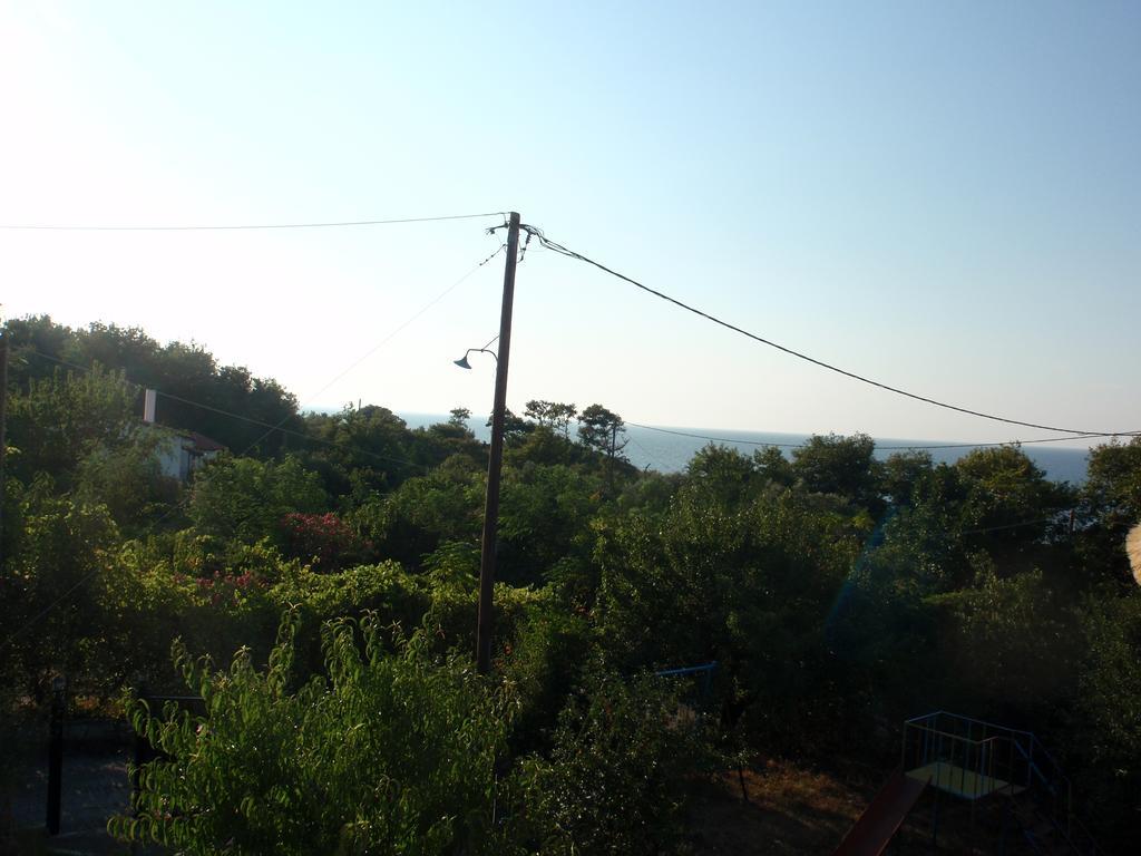 Meraklis Rooms Kariotes Exterior foto
